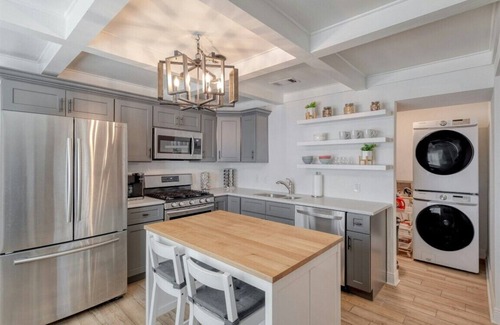Georgetown House | Fully-stocked home with cowboy pool & luxury beds