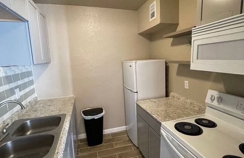 Biggs Field Apartment | Modern Apartment in Northeast with Hot Tub & Pet-Friendly
