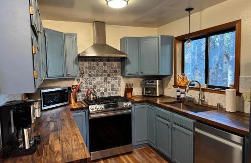 Truckee House | Updated Truckee Cabin with Pool and Oceanfront Access