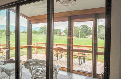 Afton House | Fulton Belle Vue: Renovated Farmhouse with Pool & Breakfast