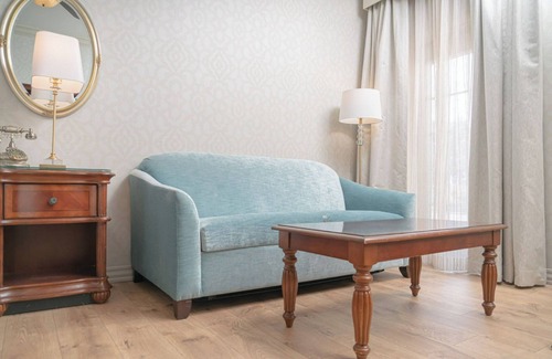 Witmer Hotel | Fulton Steamboat Inn: Poolside Retreat with Top Amenities
