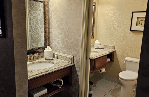Witmer Hotel | Fulton Steamboat Inn: Poolside Retreat with Top Amenities