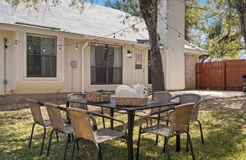 South Creek House | Fun and Stylish Stay with Pool Table and Fire Pit!