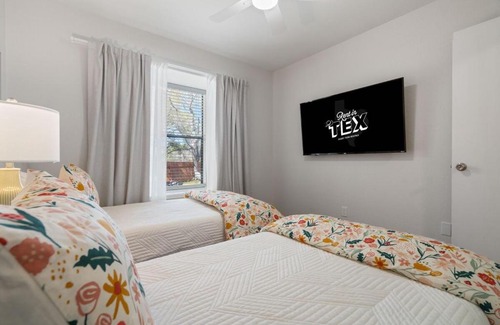 South Creek House | Fun and Stylish Stay with Pool Table and Fire Pit!