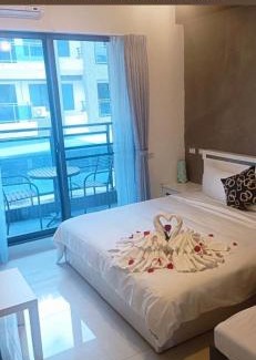 Shanjiao House | Delightful Fun B&B: Pet-Friendly Stay with Pool & Breakfast
