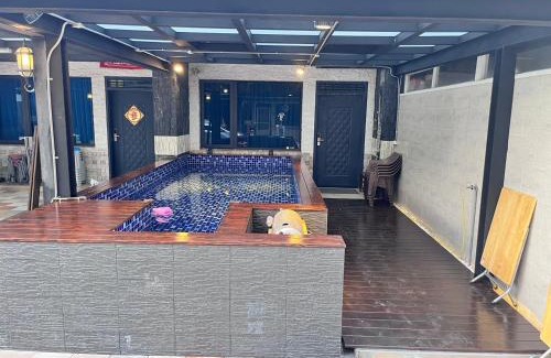 Shanjiao House | Delightful Fun B&B: Pet-Friendly Stay with Pool & Breakfast