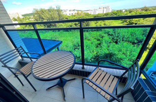 Shanjiao House | Delightful Fun B&B: Pet-Friendly Stay with Pool & Breakfast