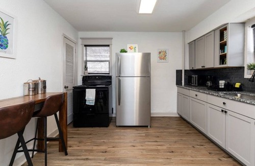 Des Moines House | Fun Backyard ~Close to Downtown~Pet Friendly~4BDRM