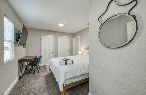 Raisin Apartment | Ideal Family Retreat in Fresno with Pet-Friendly Amenities