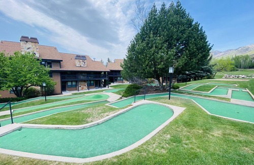 Wolf Creek House | Inviting Condo Near Pineview Reservoir with Hot Tub & Spa