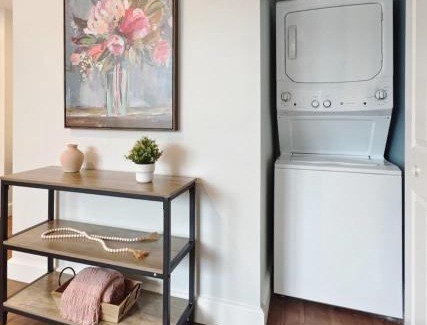 Downtown Jacksonville Apartment | Cozy 1 Br King Apartment - Pet Friendly near TIAA Bank Field