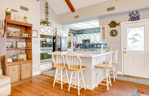 Galveston House | Family-Friendly Retreat with Fast WiFi and Canal Access