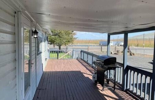 Buena House | Historic Farmhouse Retreat with Pet-Friendly Yard & Fire Pit