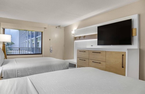 Lake Buena Vista Hotel | Exciting Oasis near Disney Springs: Pools, Dining & Shuttle