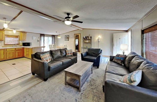 Put-in-Bay House | Inviting Group Villa at Island Club with Pool - Sleeps 10