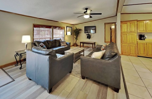 Put-in-Bay House | Inviting Group Villa at Island Club with Pool - Sleeps 10