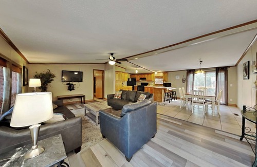 Put-in-Bay House | Inviting Group Villa at Island Club with Pool - Sleeps 10