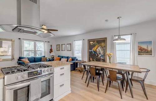 South Congress House | Fun Hip Home + Guesthouse in Austin's SoCo! Perfect For ACL/SXSW! POOL & HOT TUB
