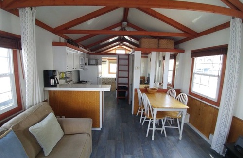 Charlestown Boat Rental | Charming Houseboat Near Boston Attractions with Free WiFi