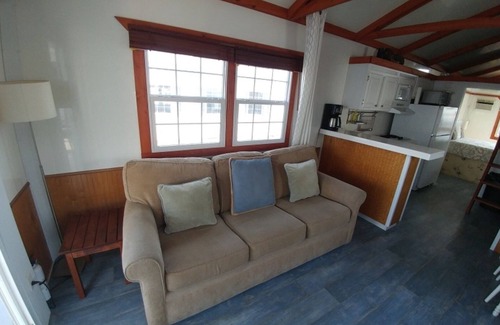 Charlestown Boat Rental | Charming Houseboat Near Boston Attractions with Free WiFi