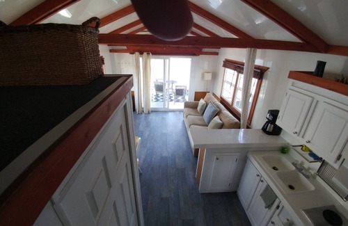 Charlestown Boat Rental | Charming Houseboat Near Boston Attractions with Free WiFi