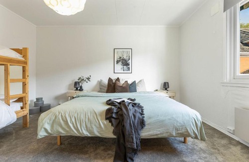 Norheimsund House | Explore Norway's Fjords: Free Kayaking & Pet-Friendly Stays!