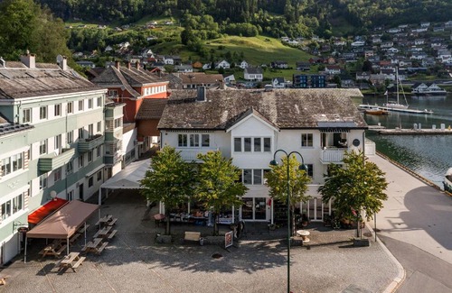 Norheimsund House | Explore Norway's Fjords: Free Kayaking & Pet-Friendly Stays!