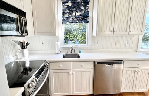 Sunnyside Cottage | Unwind at 2 Bedroom Cottage Carillon Beach with Ocean Views
