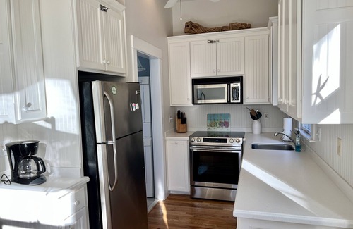 Sunnyside Cottage | Unwind at 2 Bedroom Cottage Carillon Beach with Ocean Views