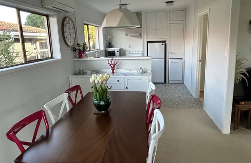 Torbay House | Cozy Winter Retreat: Steps from Waiake Beach with Ocean View
