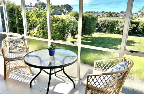 Torbay House | Cozy Winter Retreat: Steps from Waiake Beach with Ocean View
