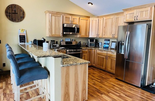 New Lisbon House | Beach Fun Awaits: Hot Tub & EV Friendly Near Castle Rock