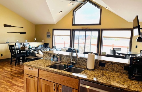 New Lisbon House | Beach Fun Awaits: Hot Tub & EV Friendly Near Castle Rock