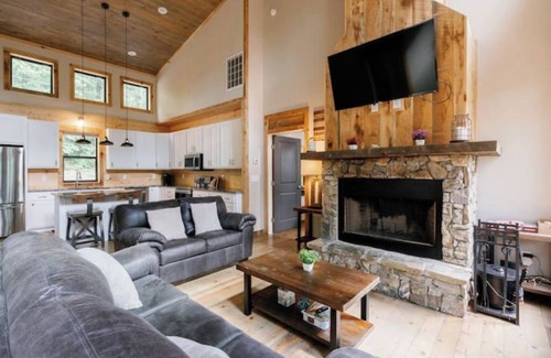 Ellijay Cabin | Riverfront Retreat: Modern Home by Orchards & Wineries