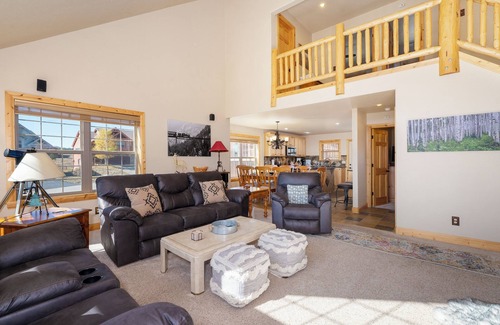Pole Creek House | Pet-Friendly Retreat with Hot Tub & 9.8/10 Guest Rating