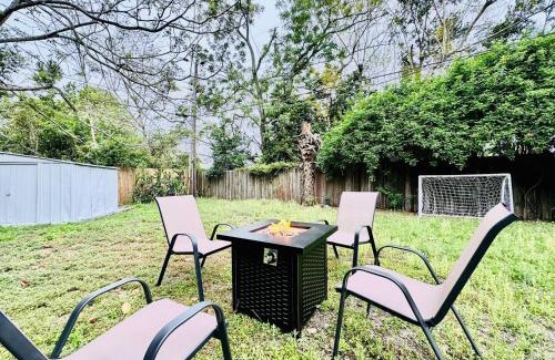 Crystal Lake House | Family-Friendly Retreat with Fire-Pit, Pool Table & Soccer