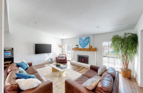The Colony House | Discover Fun Times in the Colony: Pet-Friendly Getaway