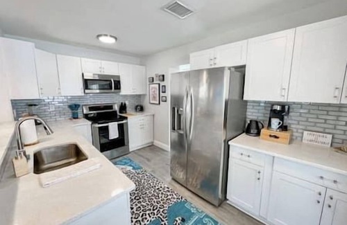 Fairoaks Manhattan Manor House | Trendy Tropical Pool Home in South Tampa - Rated 9.6/10!