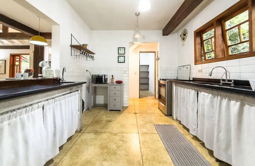 Carapicuiba House | Cozy Retreat with Fireplace Near Nature Reserve Awaits