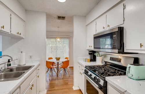 McKinney House | Vibrant South Austin Gem - Perfect for Families & Close to Fun