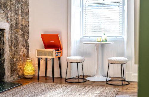 Burntisland Apartment | Funky Studio By The Beach