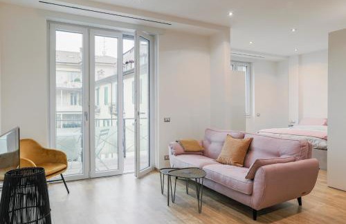 Como Apartment | Inviting Fuori Le Mura: Balcony, A/C & Child-Friendly Stay