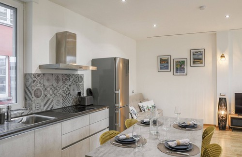 Como Apartment | Bright Newly Renovated Apartment with Balcony in Central