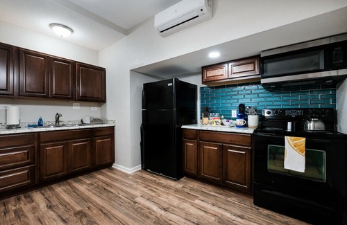 Beacon Hill Apartment | Guest Rated: 10/10 - Fully Equipped Kitchen & Free Parking