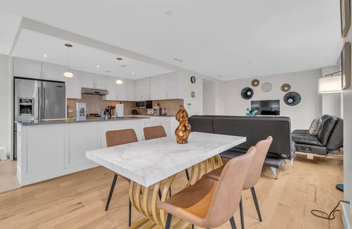 Penn Quarter Apartment | Stylish 2BR Apartment with Pool & Spa in Penn Quarter, DC
