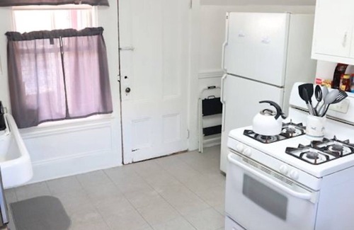 Roxbury Apartment | Charming 3 Bedroom Apartment in Central Boston Awaits!