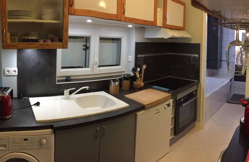 Fouras Cottage | Cozy "Blue Cedar" Suite with Oceanfront Amenities