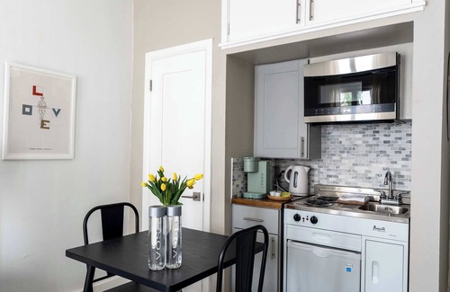 Hollywood Apartment | Modern Bachelor Unit in Hollywood with Kitchen & Family Touches