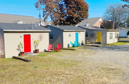 Lakeland Apartment | Top-Rated Blue Door Studio: Steps from Shopping & Lake