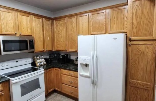 Aurora Condo | Modern Condo Retreat with Pool & Hot Tub in Aurora